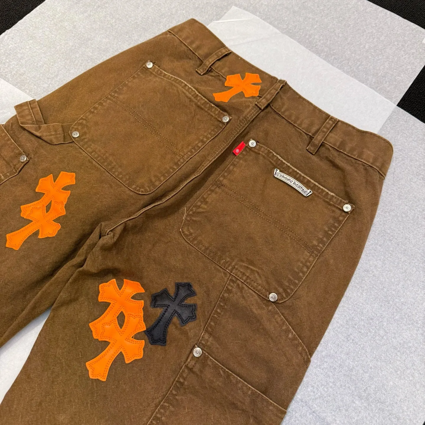 P310 Style number: D375 Chrome Hearts brown logging orange peel overalls. Heavy canvas material, double-layer fabric at the knees, multi-pocket design. Color #logging brown orange peel. Size #28-36 (s m l Waist 85 Hips 110 Length 106 Opening 21.5